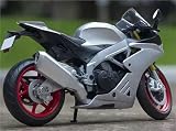 Decorazione ed estetica: il modello di motocicletta è realizzato in metallo. Grazie alla sua squisita fattura, alle linee morbide e alla forma simulata, diventa un elemento decorativo di spicco per la casa, l'ufficio o il negozio, dimostrando l'amore del proprietario per la cultura motociclistica o il suo gusto personale.