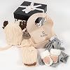 Babibo – Geschenk zur Geburt Mädchen – 5 in 1 Geschenkset – Mutterschaftspaket – Babygeschenk – Babysocken – Kuscheltuch – Babymütze – Babyschal – Babylätzchen – Fünfteiliges Geschenk