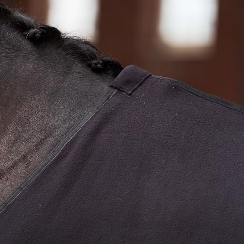 Imperial Riding IRH F&amental Couverture Polaire Respirante et légère, matériau Polaire Douillet, avec Sangles croisées et Fermeture de Poitrine, Couverture séchante Confortable pour Chevaux, Noir
