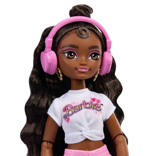 Barbie Dream Besties Barbie « Brooklyn » Poupée articulée aux Cheveux châtain foncé pratiquant Le Roller, avec 9 Accessoires sur Le thème de la Musique et de la vidéo, JFX97