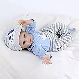 Der Kopf, 3/4 Arme und 3/4 Beine sind aus weichen Silikon-Vinyl-Materialien. Die Schulter und der Körper sind StoffKörper mit interner Füllung PP Baumwolle. Sie werden sich sehr gut fühlen, wenn Sie die Babypuppe berühren. Die Gliedma?en sind beweglich, die Puppe kann leicht sitzen und sich hinlegen, kann aber NICHT stehen und sprechen. Der Körper hat kein Geschlecht.