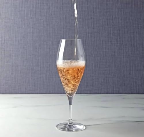 木村硝子店のPiccolo(ピッコロ)フルートは、日常のテーブルで気軽に使えるシンプルデザイン。ステムが短めなので安定感があり、食器棚にも収納しやすいのもメリットです。