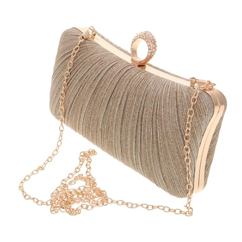 Pochette de satin doré pour ranger vos essentiels de soirée avec chic