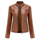 Obtenez une silhouette élégante et élancée avec cette veste inspirée des coupes slim. Sa coupe courte et son col minimaliste flattent la silhouette et se marient parfaitement avec les pantalons taille haute. Veste en similicuir, elle allie le luxe du cuir à la facilité d'entretien, ce qui en fait un choix pratique et tendance pour votre style de vie dynamique.