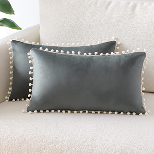 Sungeek Paquete de 2 fundas de cojín decorativas de terciopelo suave con pompones, con cremallera invisible, decoración lumbar, para sofá, dormitorio, sala de estar, 40 x 60 cm, color gris oscuro