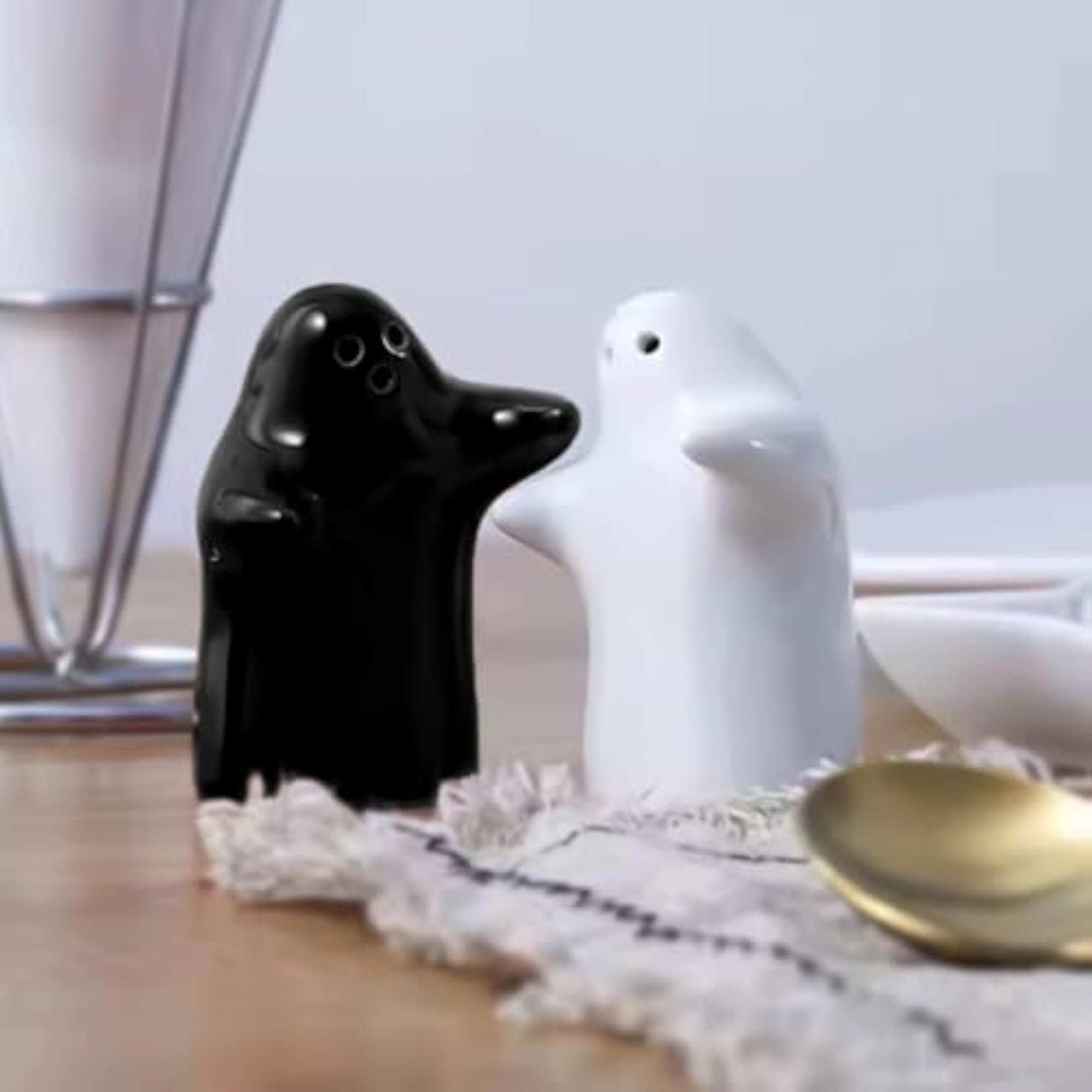 Cute Hug Couple Spice Jar Salt Pepper Shaker Set
