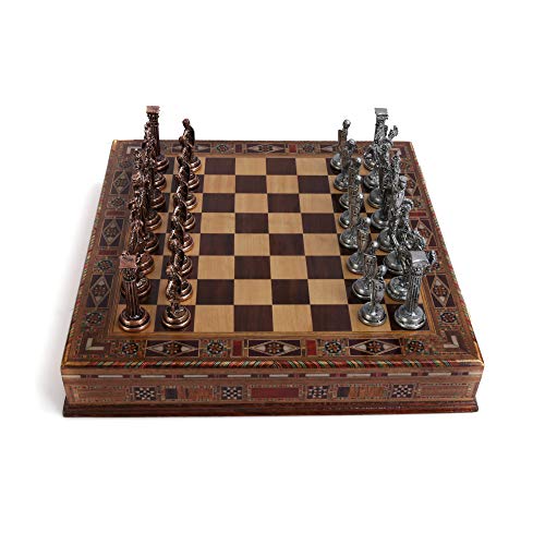 Juego de ajedrez medieval con tablero y piezas de metal miniatura 3