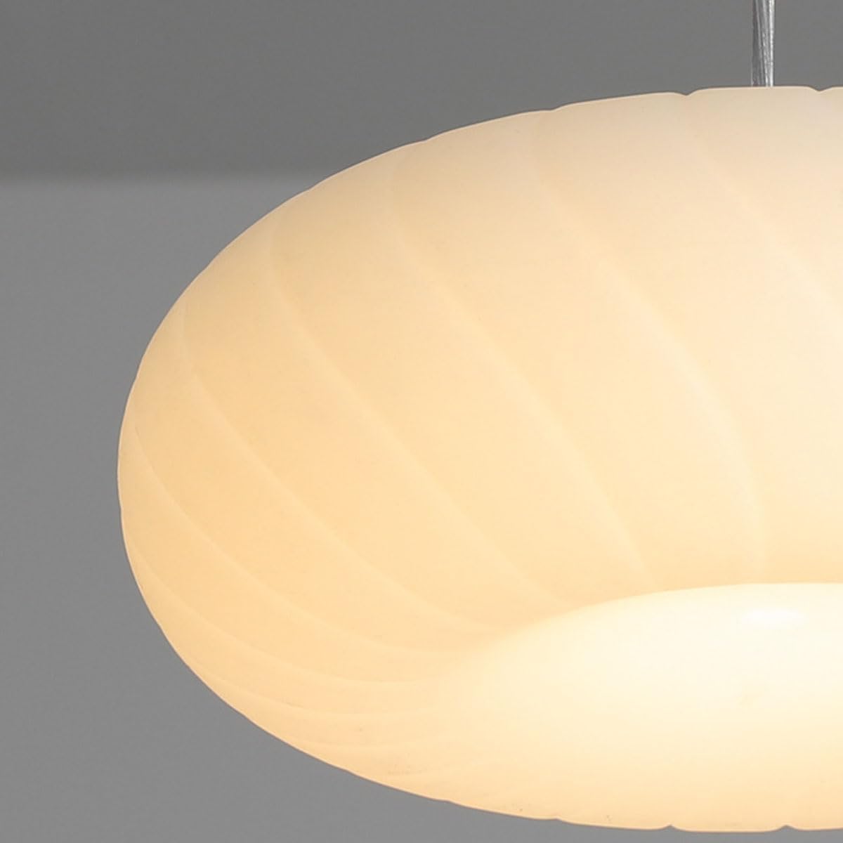 Lekka, luksusowa i prosta lampa wisząca do gabinetu wykonana z metalu i plastiku. Kreatywna lampa wisząca przy łóżku, biała, do sypialni, odpowiednia do sklepów odzieżowych i pokoi.