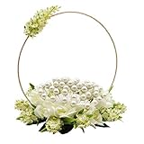 Original y elegante bouquet con forma de cesto para alfileres de boda confeccionado con rosas blancas y lirios, perfecto para las novias con el que repartir los alfileres de boda.