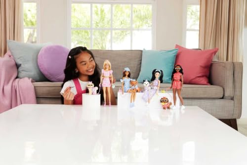 Miniatura 2 de Barbie Twinning Looks Muñeca y perrito con conjuntos a juego | Ropa y accesorios azules de lunares, como boinas y bolsos; pelo castaño, JFP38
