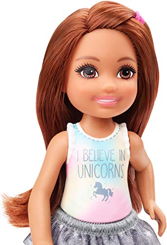 Barbie GHV63 - Chelsea Puppe (brünett) mit „I believe in unicorns“-Motiv, ca. 15 cm, für Kinder von 3 bis 7 Jahren – Bild 4