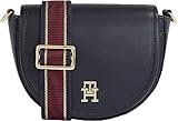 Diese TOMMY HILFIGER Tasche ist stylisch und wohlgeformt. An Ihrem stufenlos verstellbaren Schulterriemen befindet sich eine kleine Utensilientasche. Mit dem modernen Design ist diese Schultertasche ein süßer Eyecatcher. Im Inneren bekommen Sie kinderleicht Kleinigkeiten unter. Maße: 20 x 14 x 6 cm