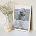 DEL MÀ Unique & Personal Andenken an verstorbenen Hund Bild im Stil einer Gedenktafel zur Erinnerung & Trauer personalisiert mit Foto Geschenk für Hundebesitzer mit Bilderrahmen Din A4 (Hochformat)