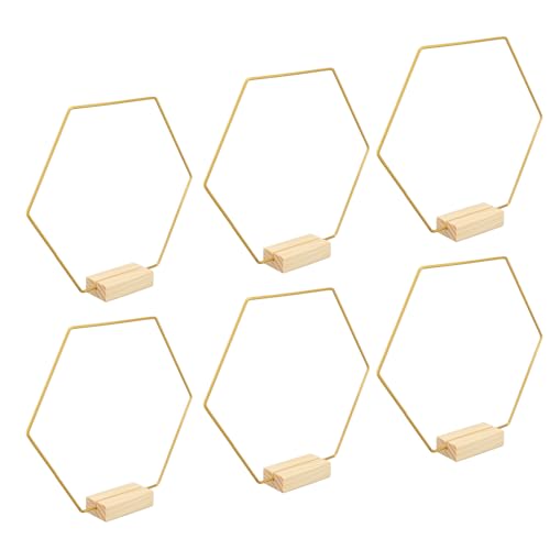 Centros de mesa hexagonales dorados para bodas y banquetes elegantes con bases de madera natural 4