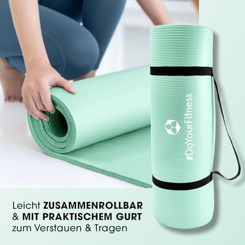 beidseitig nutzbar mit Gummi- und PVC-Seite für perfekten Halt bei Workouts. - Detailansicht von Fitnessmatte Yogini...
