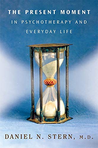 The Present Moment in Psychotherapy and Everyday Life (Norton Series on Interpersonal Neurobiology Book 0)