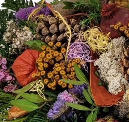 natürliche Grabschale bunt Friedhof zum Totensonntag Allerheiligen Grabgesteck Lieferung von Flora Trans