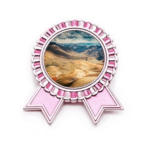 Broche rose en métal ciselé paysage de montagne et nuage