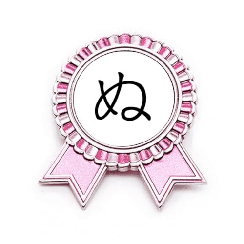Broche Hiragana NU rose pour sublimer une veste en jean lors d'un festival manga