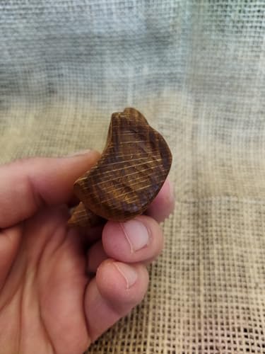 Croix en chêne artisanale, une sculpture sur bois unique chargée d'histoire et de foi