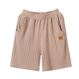 Le Short Pour Homme Est Un Incontournable Et Un Vêtement Polyvalent De Votre Garde-robe. Portez-le Avec Une Chemise Et Des Tongs Noires Pour Un Look De Plage, Avec Un T-shirt Blanc À Col Rond Et Des Baskets Pour Un Style Décontracté.