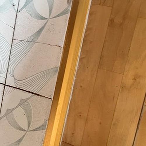 Solución para suelo irregular con tiras de aluminio en puertas 4