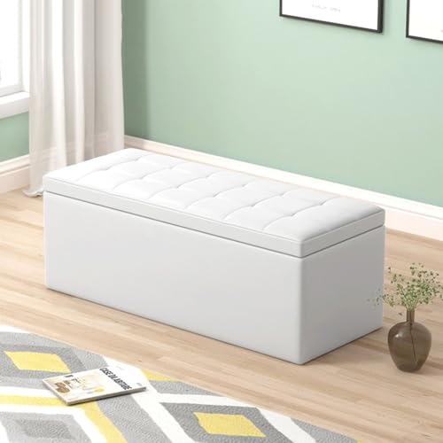 Banc de bout de lit en velours blanc avec grand coffre pour une chambre cosy et rangee