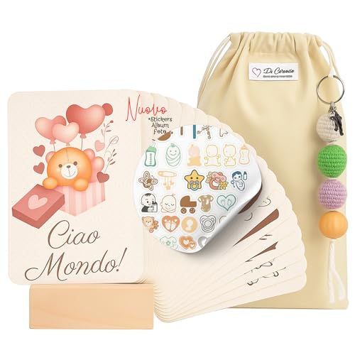 Carte Mese Neonato in Italiano – Set Milestone 7 Pcs con Base in Legno, Stickers e Ciondolo – Baby Cards per Album – Regalo Nascita Handmade con Sacchetto in Cotone (Ciao Mondo!)