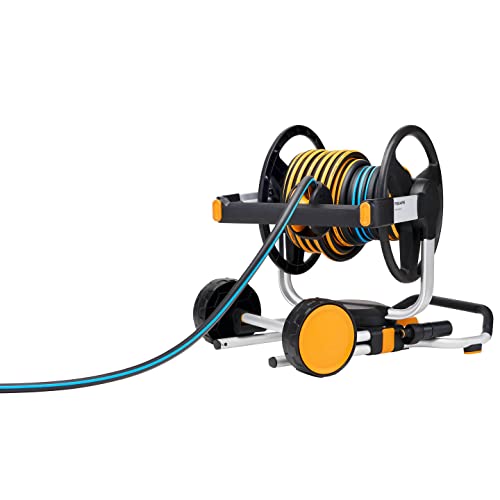 Fiskars Dévidoir Manuel XL sur Roues, kit d'Arrosage Tout-en-Un, Enroulement Manuel, Portée Totale de 21,5 m, Tuyau d'Arrosage de Taille Universelle (Ø 13 mm), Raccord de Robinet Universel, 1062256