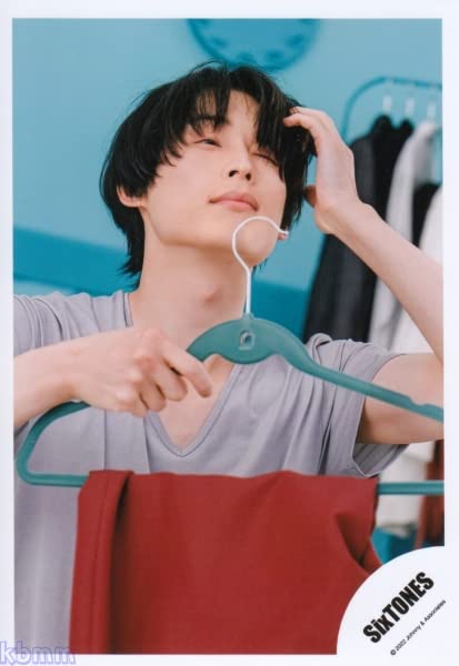 Amazon.co.jp: Six TONES 公式 生 写真（松村北斗）ST00710 : おもちゃ