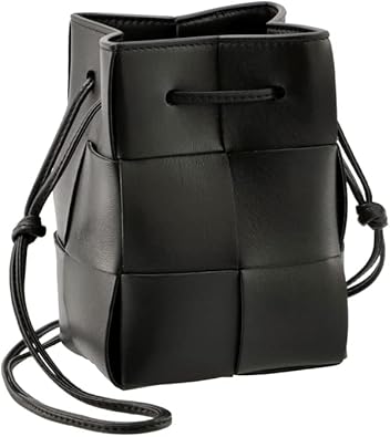 レザー素材のショルダーバッグ