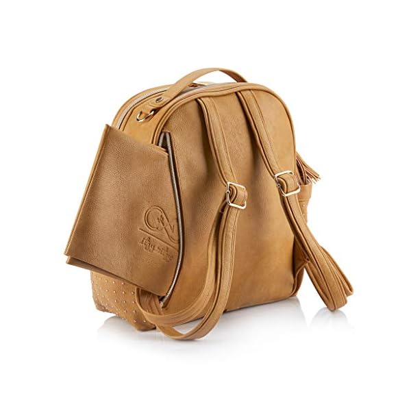 Itzy Ritzy Chelsea + Cole For Mini-Wickeltasche, Rucksack mit Nieten, 8 Taschen, Gummifüßen und Quaste, Karamellfarben… – Bild 3
