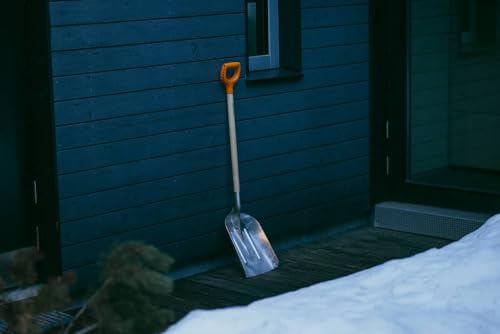 Pelle à neige Fiskars pour éviter le mal de dos en déneigeant
