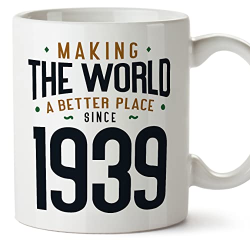 MUGFFINS Tazas 1939 Cumpleaños - En Inglés - Making the World a Better Place - 11 oz / 330 ml - Regalo original y divertido