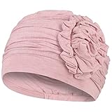 Elegantemente plisado. Con su adorno de estilo floral, este turbante de alta calidad de Christine Headwear le dará un toque romántico a un outfit elegante.