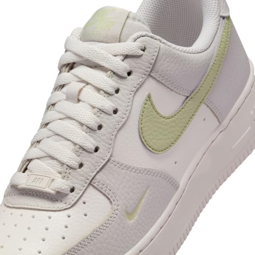 NIKE Damen Air Force 1 07 Sneaker, Phantom Olive Aura Light Bone Light Army, 38 EU