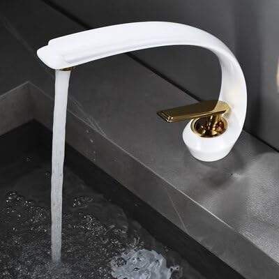 Mitigeur de lavabo avec régulation précise eau chaude et froide noir et or