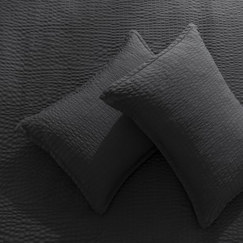 Image of Amazon Basics Duvet Cover Set with Jacquard Geometric Pattern, 3-Piece with 1 Duvet Cover and 2 Pillow Shams, Comforter Not Included, California King, Black