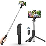 【Fácil de Usar y Ajuste Universal】 Es muy sencillo colocar el teléfono en el soporte. Simplemente hacer que los clips del soporte sujeten su teléfono, desplegando las dos pequeñas almohadillas y extendiendo los extremos del soporte. Puedes usarlo para una autofoto de cerca o extender el palo para abarcar una escena más amplia. Además, si abres el trípode, puedes usarlo como soporte de teléfono para escritorio, hacer transmisiones en vivo por Internet, ver programas de televisión, etc.