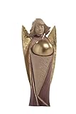 Diese Skulptur in Holz zeigt einen Seraphim Engel. Diese Statue trägt eine Wachskerzen auf der Vorderseite der Figur und hat eine beige Farbe mit goldenen Flügeln.