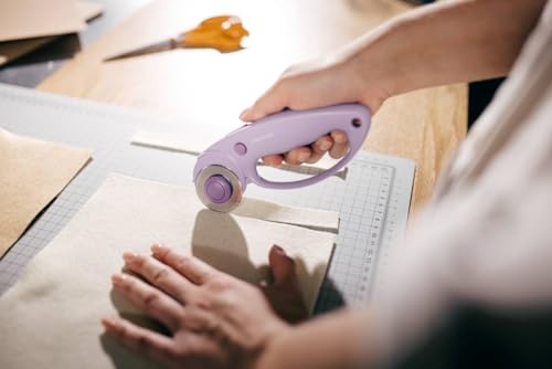 Miniatura 8 de Fiskars Cúter Rotatorio, Cuchilla Giratoria Con Mango De Bucle, Para Diestros Y Zurdos, 45 Mm, Ultra Lilac Violeta , 1066464