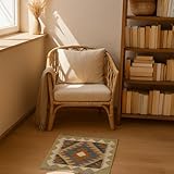 🧼 [FÁCIL CUIDADO – BELLEZA QUE PERDURA] Mantenerla impecable es sencillo: aspírala con regularidad y utiliza un paño húmedo para manchas puntuales. Evita lavadoras y productos químicos para conservar su color, textura y belleza artesanal durante muchos años.