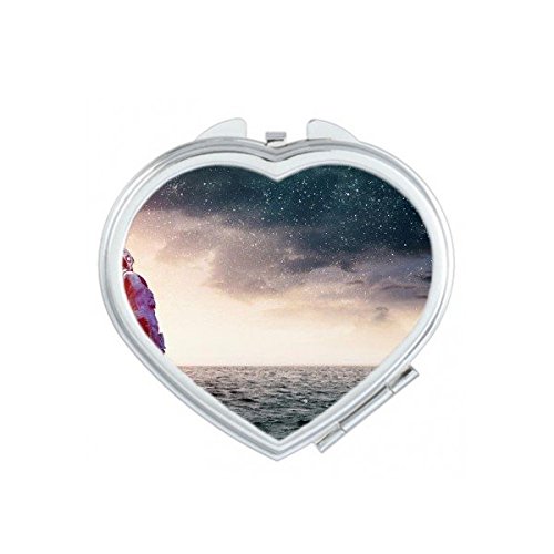 Miroir compact de poche à la main pour résoudre vos retouches maquillage rapides