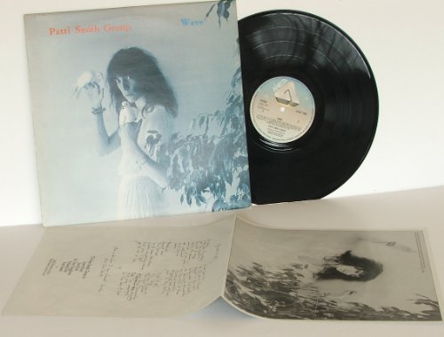 Image of PATTI SMITH GROUP wave Top copy. First UK pressing. 1979.