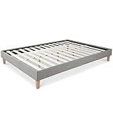 Zusätzlich wird durch den gepolsterten Holzrahmen mit Mittelstrebe aus hellem Naturholz und dem Lattenrost eine verlässliche Stabilität erreicht.