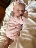 **Comodidad Artesanal:** Vistida en un suéter de tricot rosa suave como mantequilla con mangas acampanadas, el outfit de la muñeca está adaptado para brazos pequeños. El cinturón floral y el ajuste cómodo garantizan comodidad durante el abrazado o las partidas de té imaginarias.