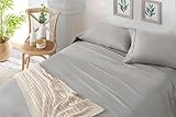 Llevan una sola funda de almohada las medidas de cama 90, 105, 120, 135 y dos las medidas de 150 y 180.
