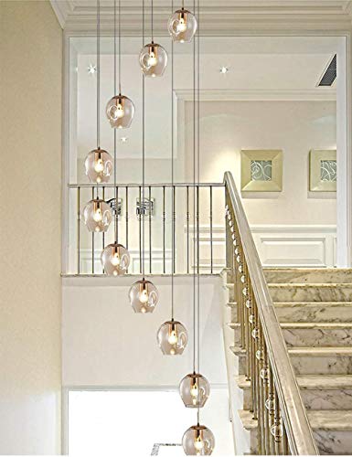 Lustre escalier moderne résolvant le manque de lumière des grands volumes