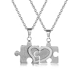 Wunderschöne hochwertige Pärchen Halskette aus Edelstahl in feinster Designer Qualität. Ein Symbol tiefer Freundschaft und Liebe ähnlich den Teilen eines Puzzlespieles. Teilbarer Magnetschmuck Anhänger mit 2 Ösen. Beide Puzzle-Teile können gemeinsam an einer Kette, oder getrennt getragen werden. Surface: Design Herz. Jedes Puzzle Teil mit jeweils einer silbernen Herzhälfte besetzt.