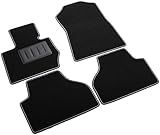 Alfombrillas a medida, realizadas en moqueta perforada de excelente calidad; color negro; base engomada granular y antideslizante; borde perimetral de tela de color negro con ribete gris claro que resalta el diseño de su forma y le confiere un acabado deportivo y elegante. Producto equipado con velcro antideslizante sobre toda la zona perimetral y talonera reforzada con goma sobre la alfombrilla del conductor, que protege las zonas expuestas a un mayor desgaste.